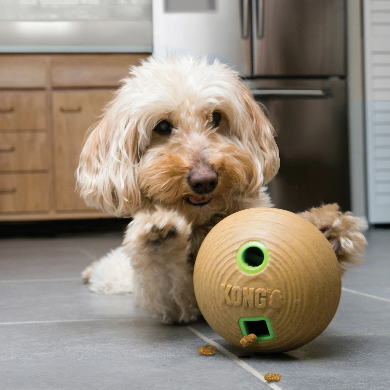 KONG Bamboo Ball 12 cm - aktiveringslegetøj til hunde